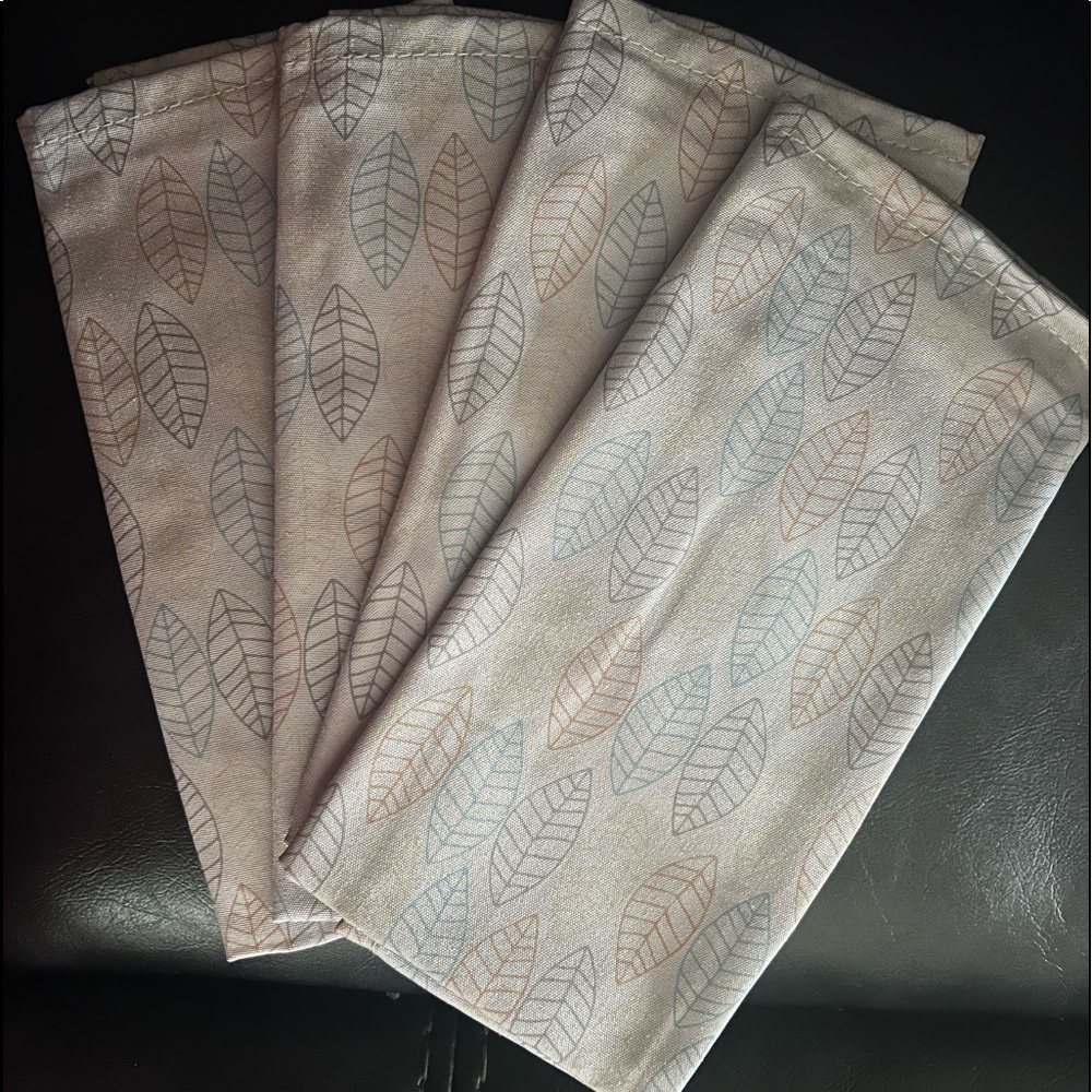 Brand New Norwex 4 piece Napkin Set Leaf Pattern